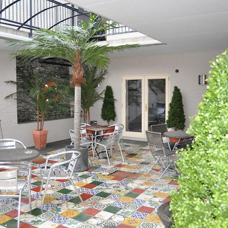 Отель Quinlan & Cooke Boutique Townhouse And Qcs Seafood Restaurant Кэрсивин Экстерьер фото