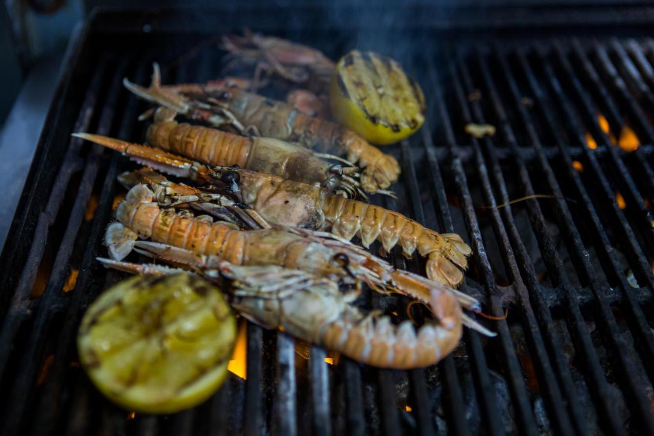 Отель Quinlan & Cooke Boutique Townhouse And Qcs Seafood Restaurant Кэрсивин Экстерьер фото