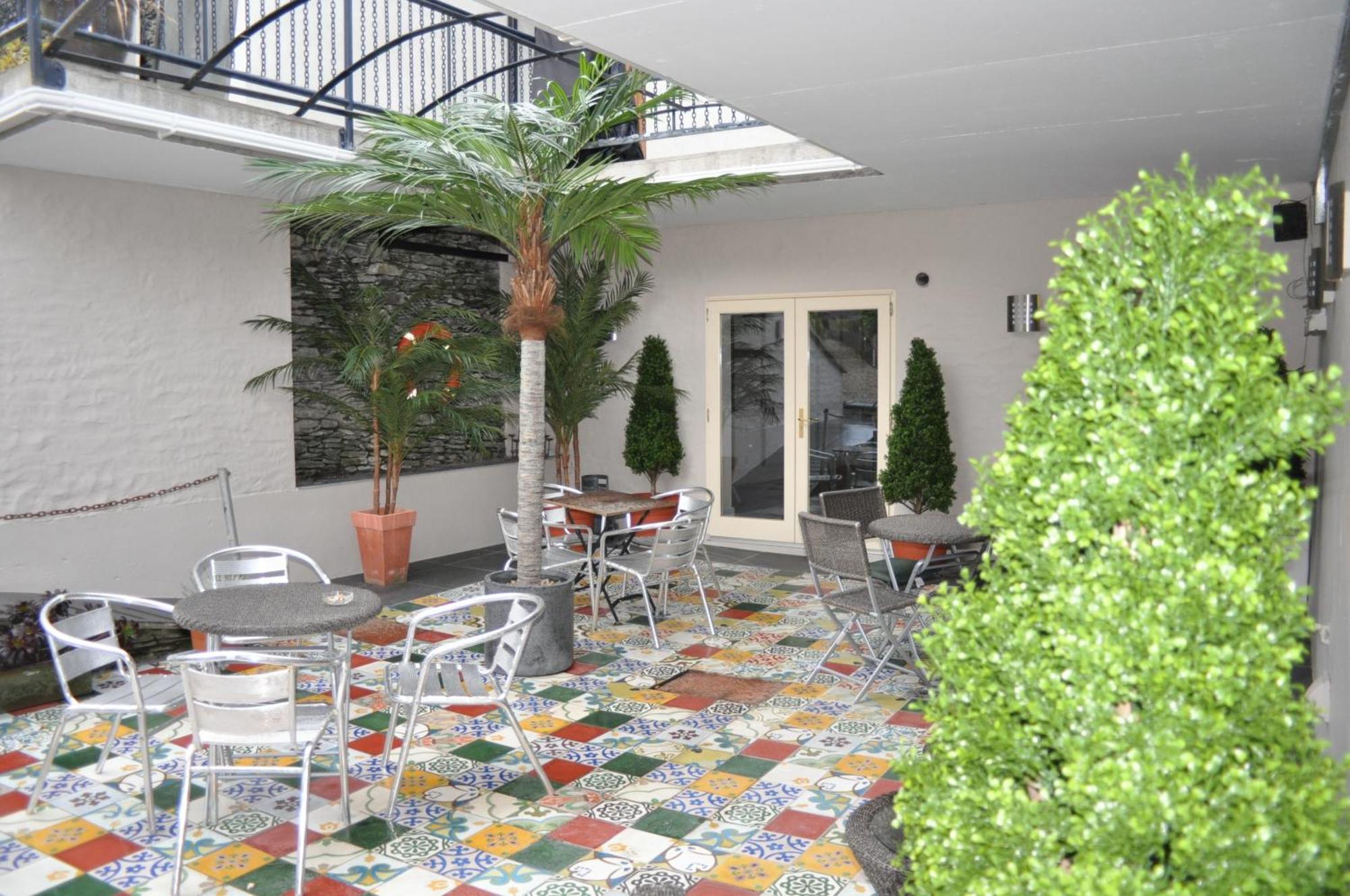 Отель Quinlan & Cooke Boutique Townhouse And Qcs Seafood Restaurant Кэрсивин Экстерьер фото