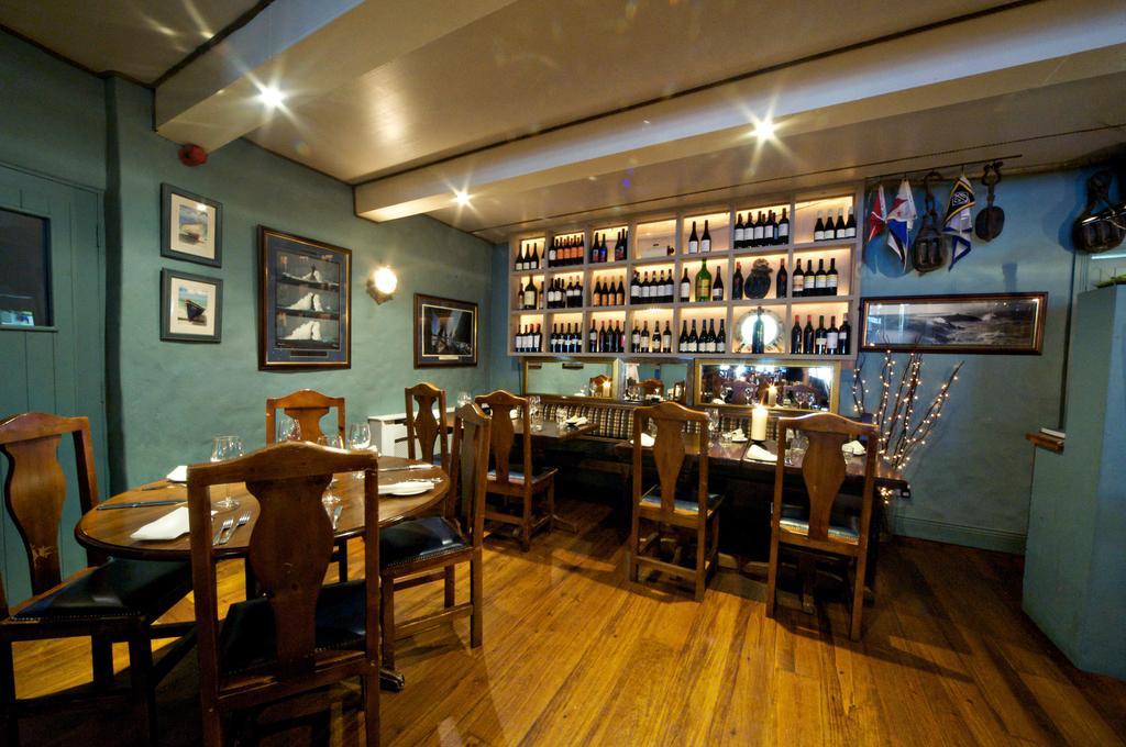 Отель Quinlan & Cooke Boutique Townhouse And Qcs Seafood Restaurant Кэрсивин Экстерьер фото