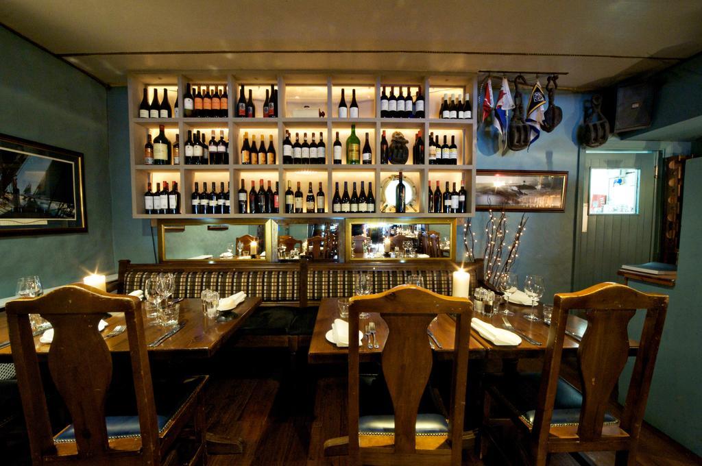 Отель Quinlan & Cooke Boutique Townhouse And Qcs Seafood Restaurant Кэрсивин Экстерьер фото